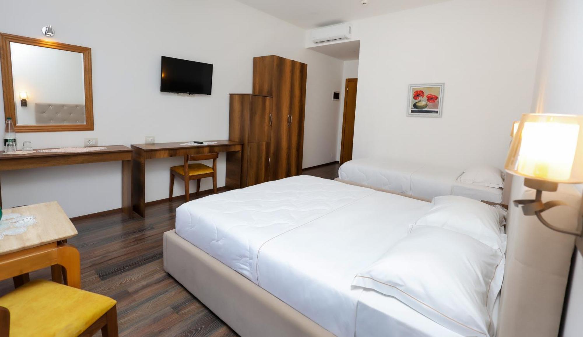 Hotel Republika Berat Ngoại thất bức ảnh