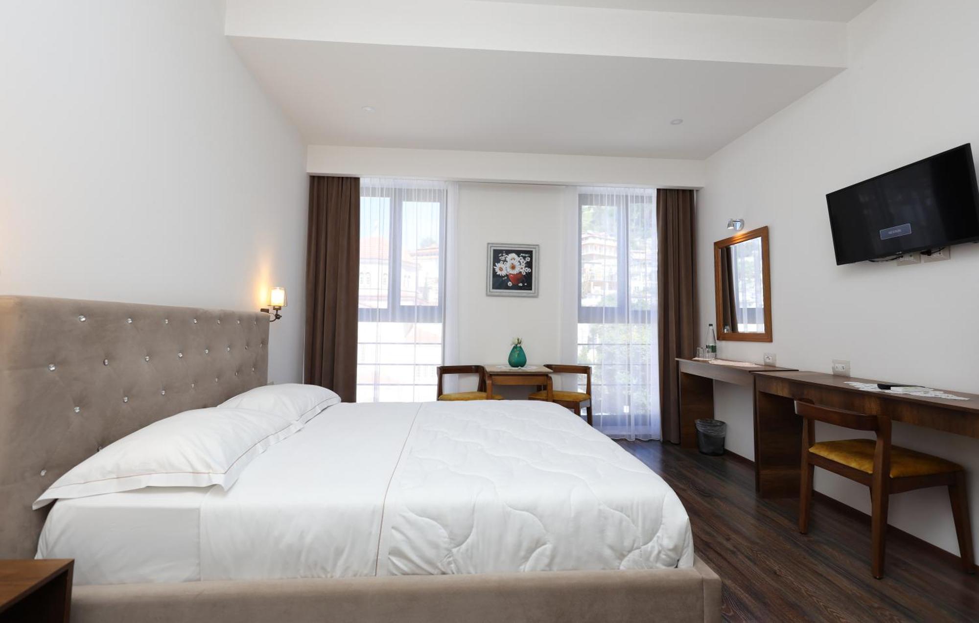 Hotel Republika Berat Ngoại thất bức ảnh