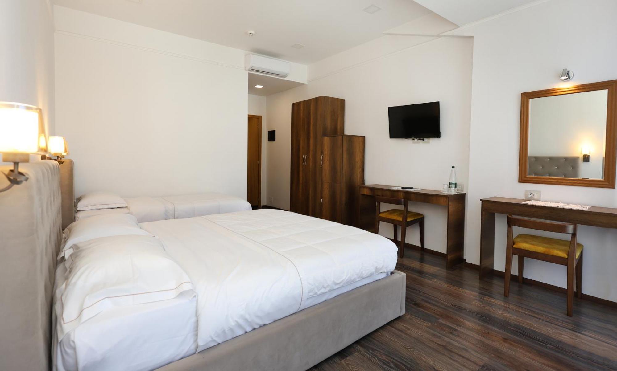 Hotel Republika Berat Ngoại thất bức ảnh