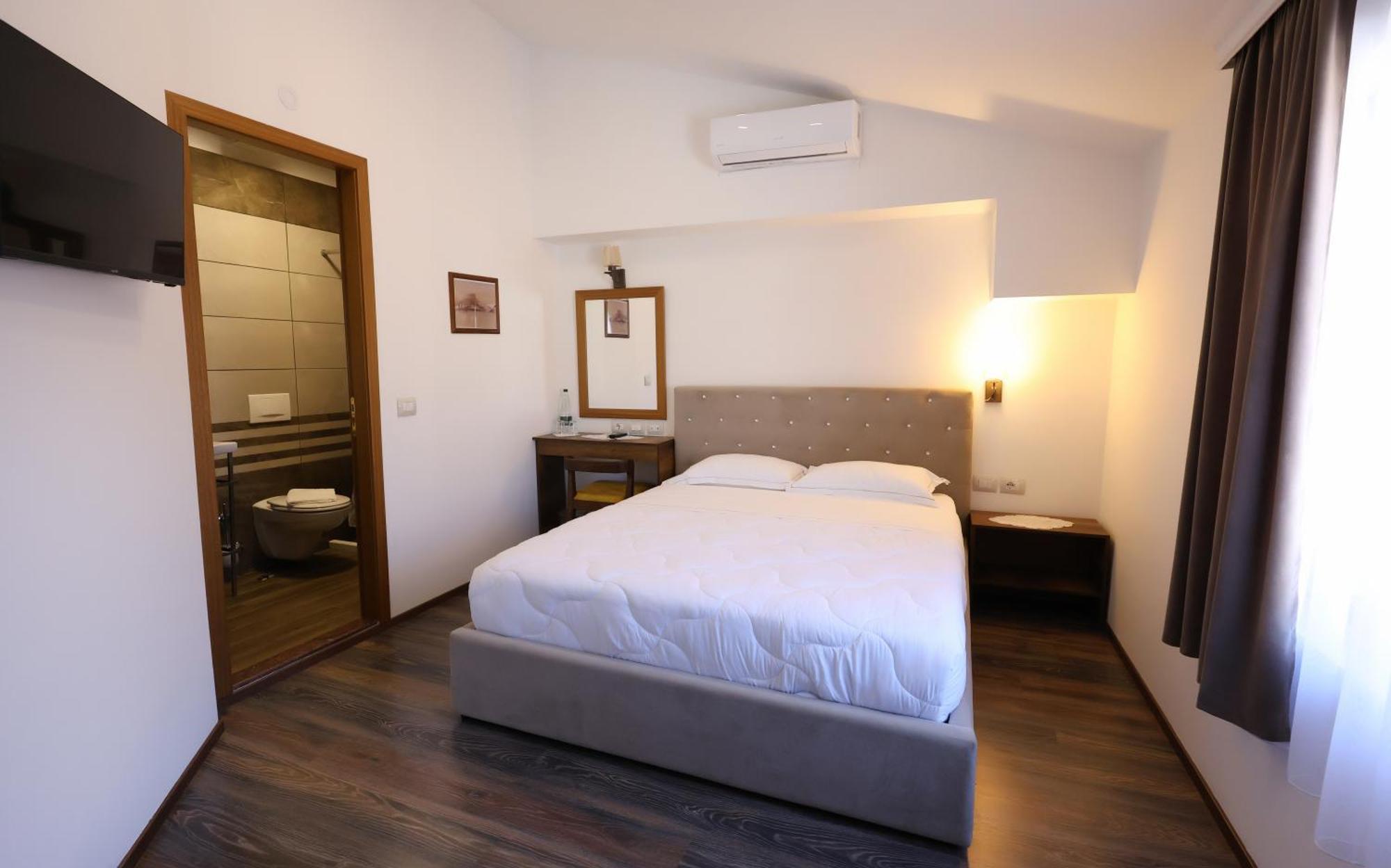 Hotel Republika Berat Ngoại thất bức ảnh