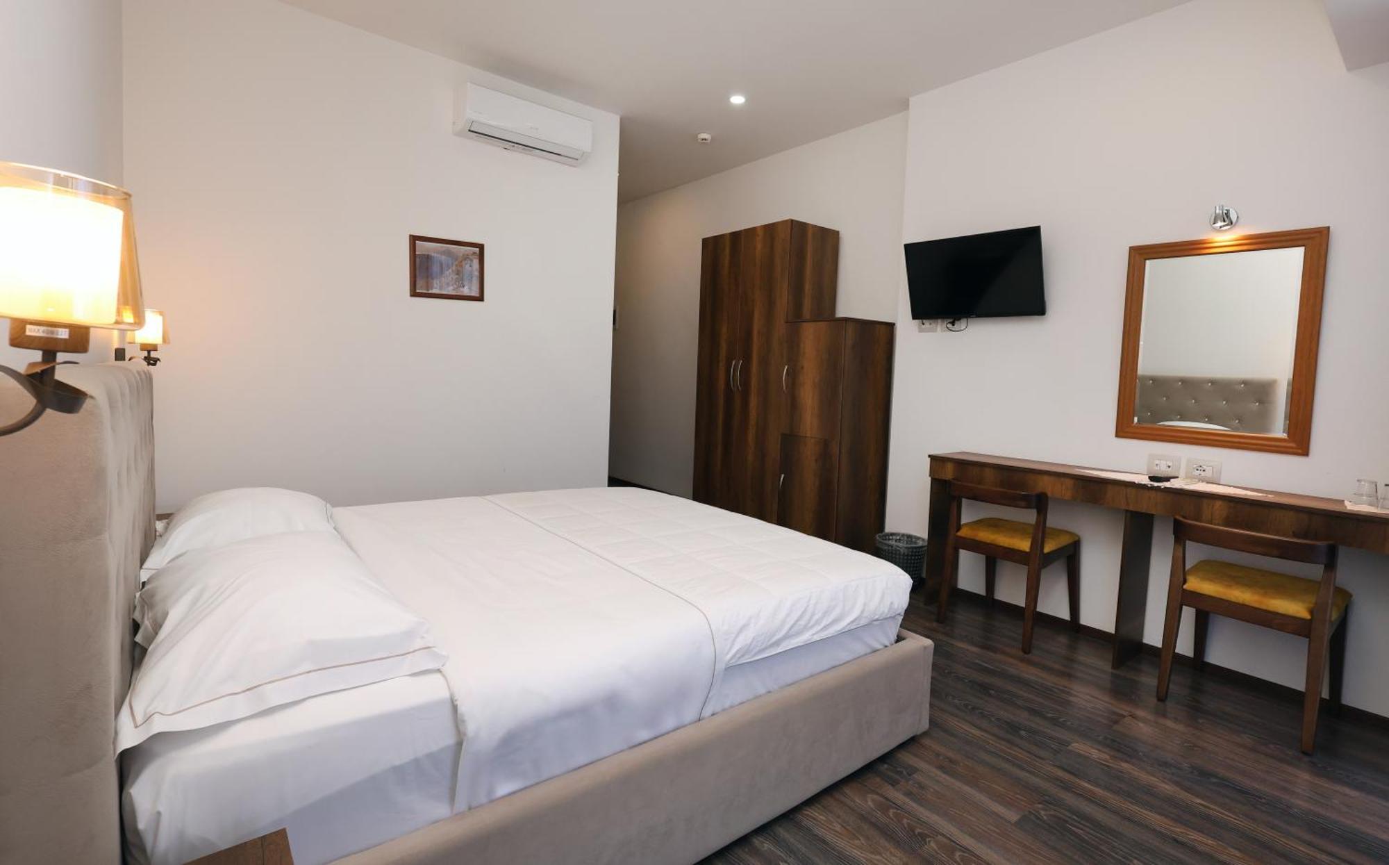 Hotel Republika Berat Ngoại thất bức ảnh