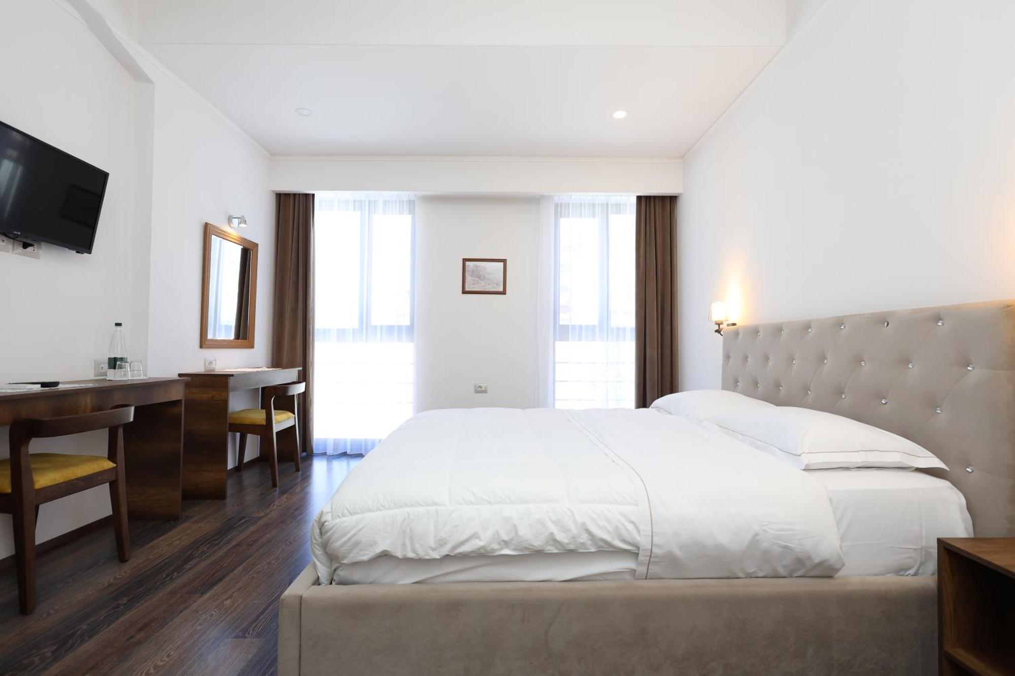 Hotel Republika Berat Ngoại thất bức ảnh