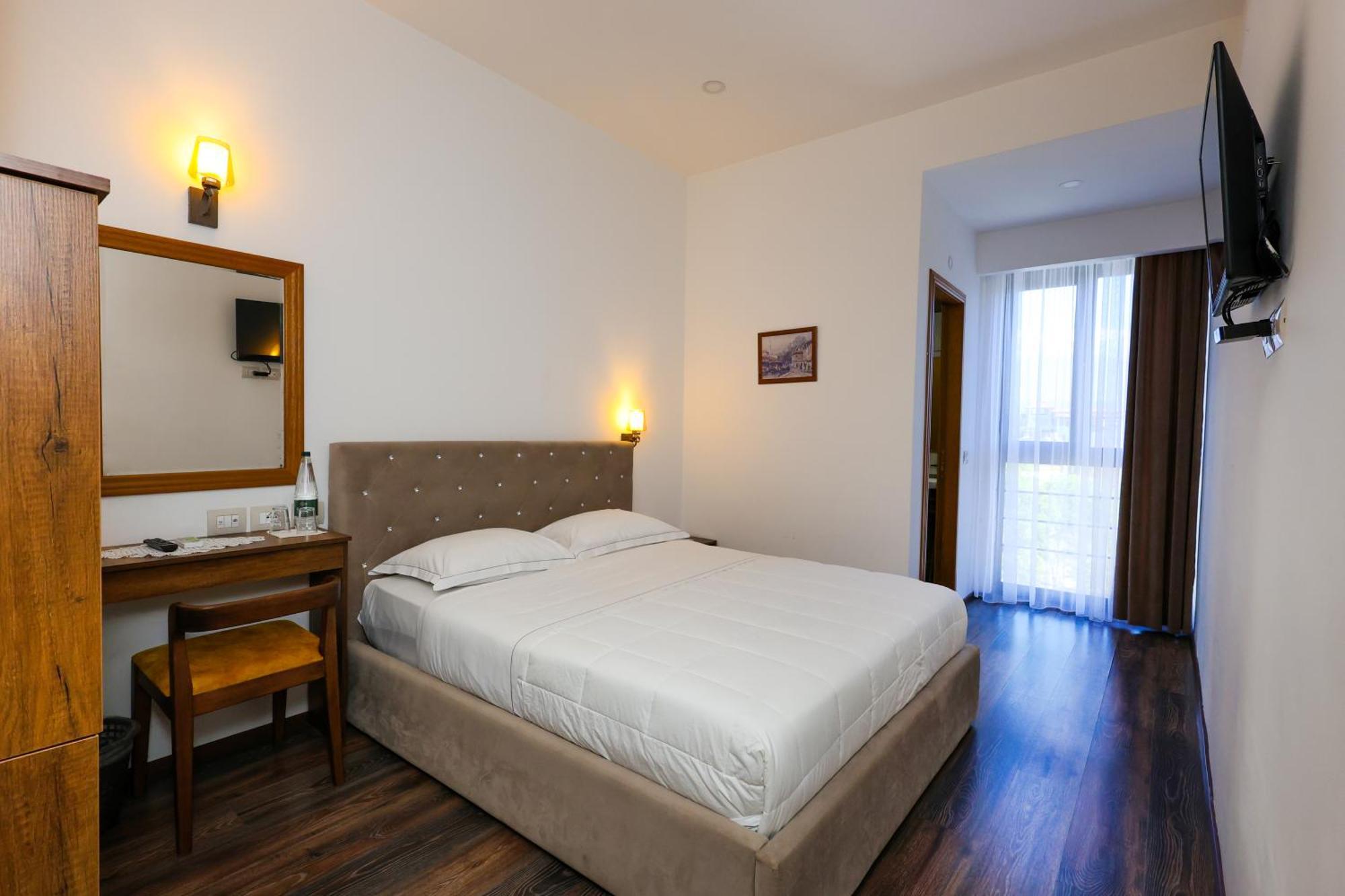 Hotel Republika Berat Ngoại thất bức ảnh