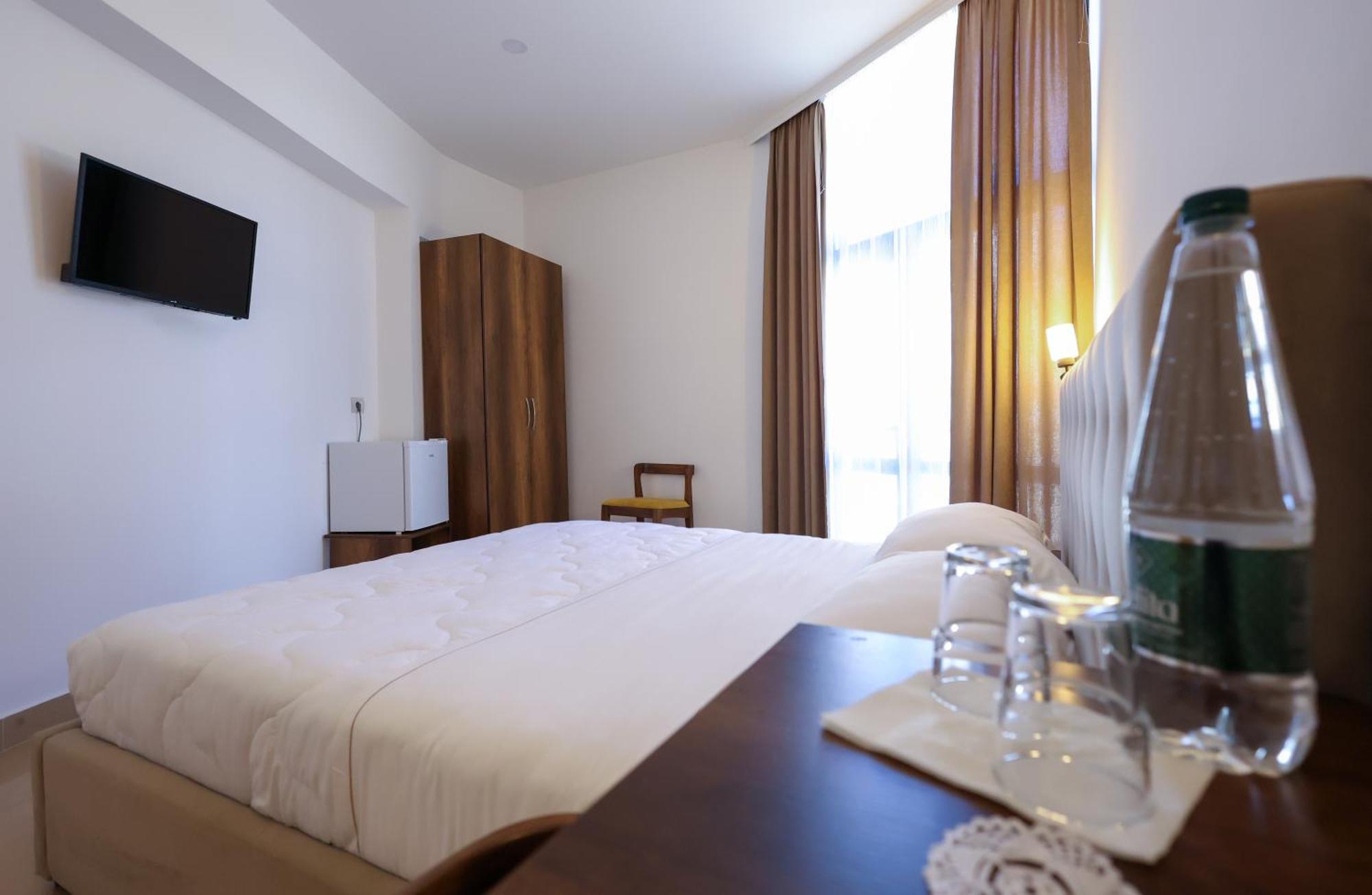 Hotel Republika Berat Ngoại thất bức ảnh