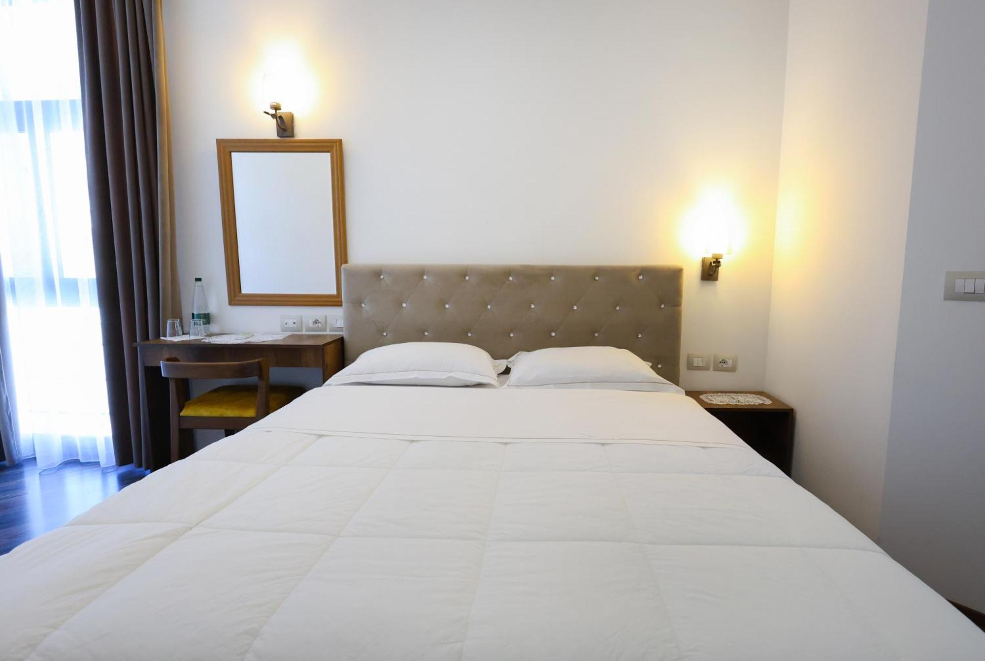 Hotel Republika Berat Ngoại thất bức ảnh