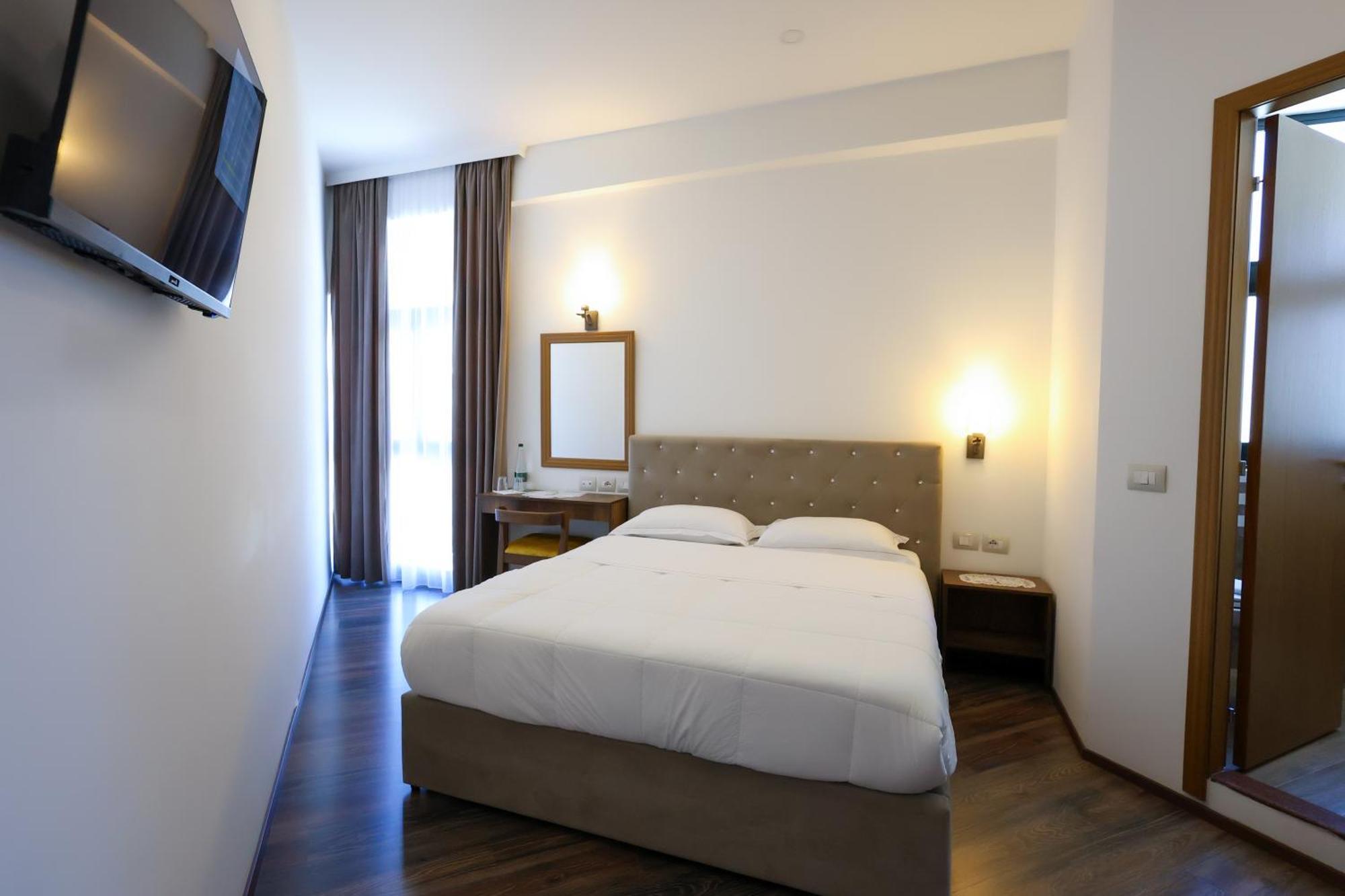 Hotel Republika Berat Ngoại thất bức ảnh